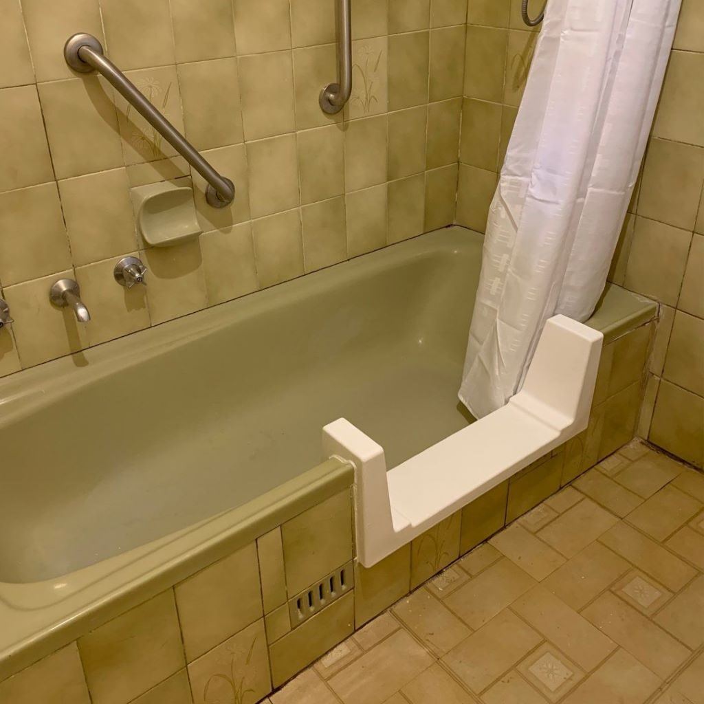 Types of Tubs That Can Be Converted With a Bathtub Cutout